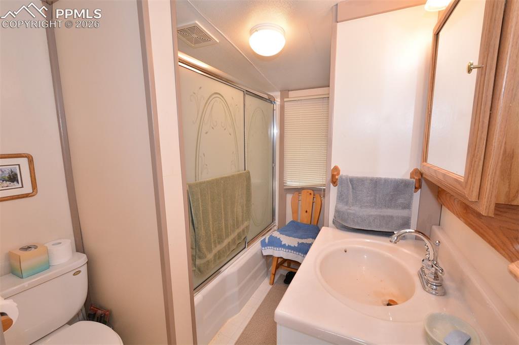 Image 12 of 16: Bathroom