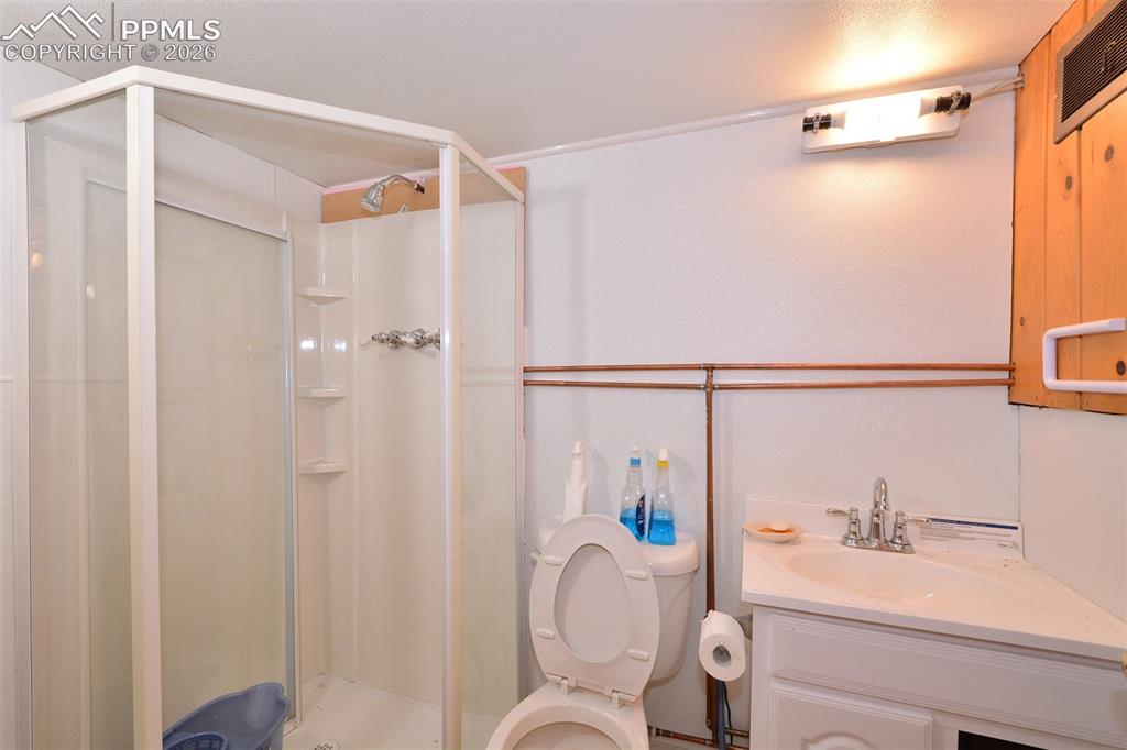 Image 14 of 16: Bathroom