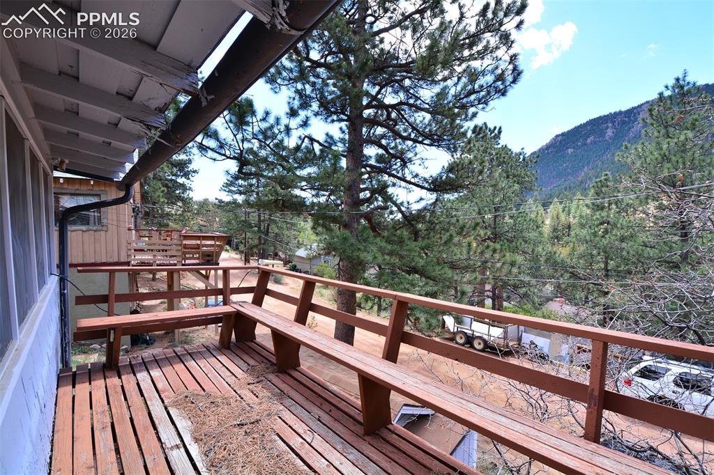 Image 15 of 16: Deck