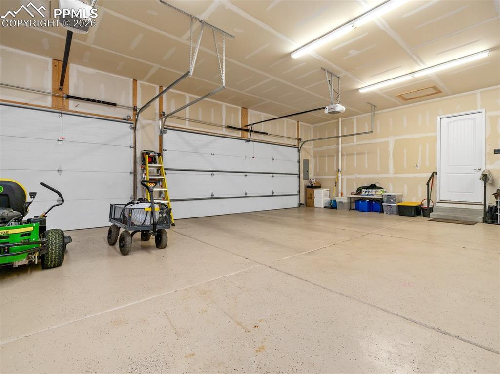 Image 40 of 44: Garage