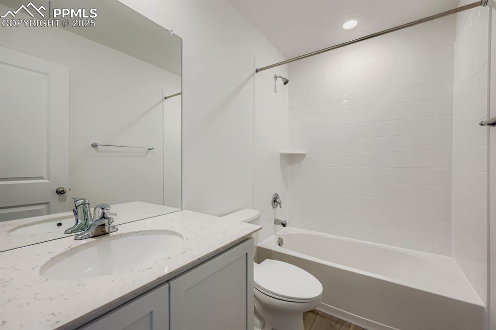 Image 10 of 13: Bathroom