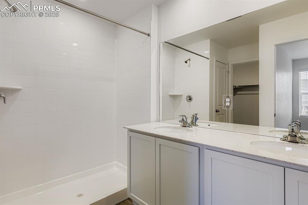 Image 7 of 13: Bathroom