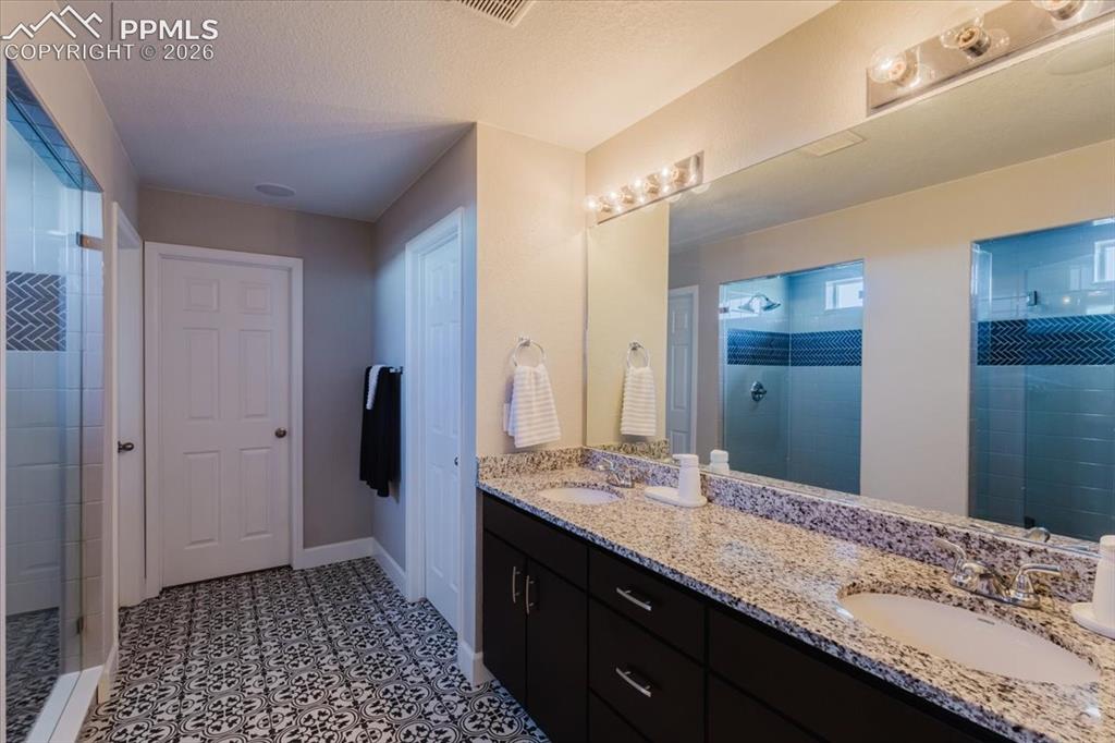 Image 31 of 49: Bathroom