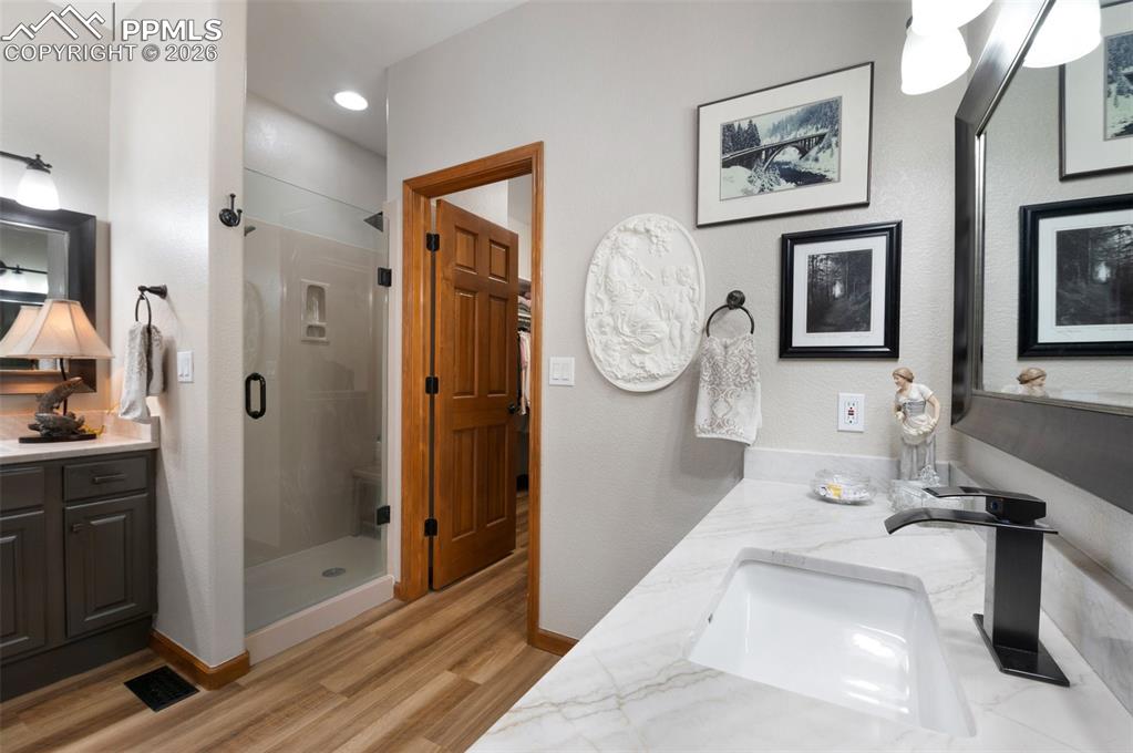 Image 22 of 50: 5 Piece Primary Bath