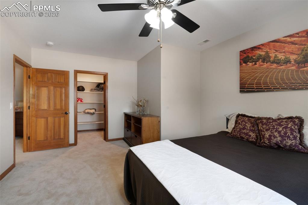 Image 34 of 50: 9 x 6 Walk In Closet