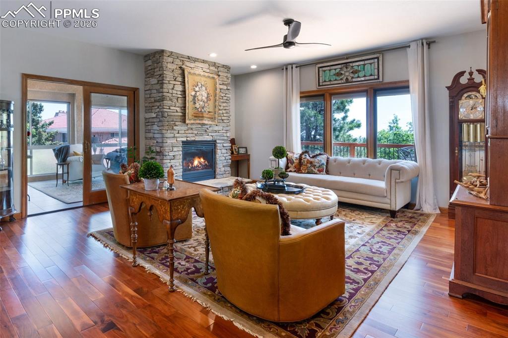 Image 9 of 50: Elegant Living Room