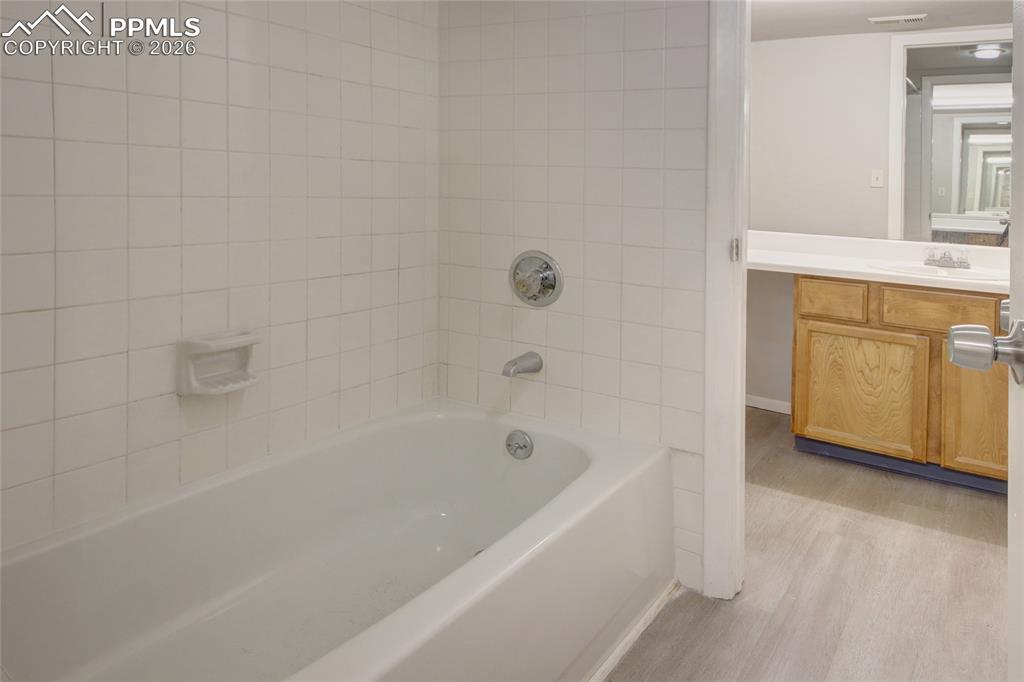 Image 13 of 20: Bathroom