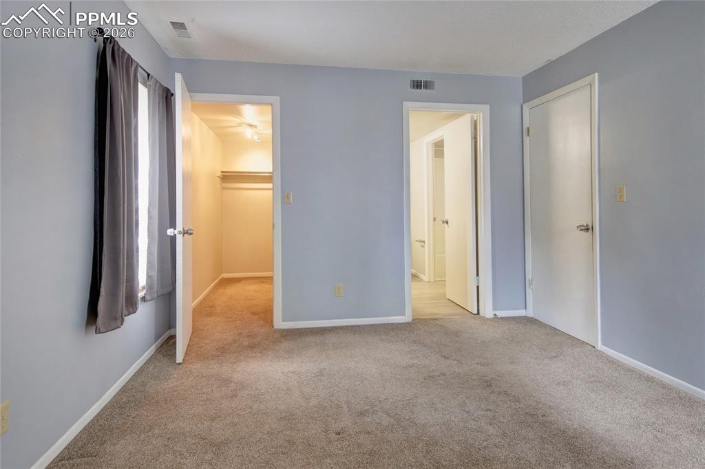 Image 16 of 20: Bedroom