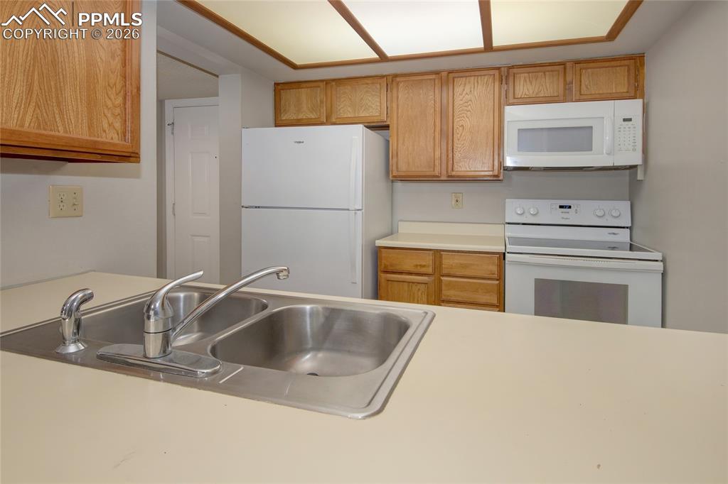 Image 5 of 20: Kitchen