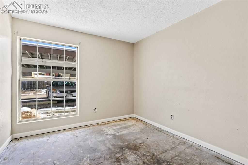 Image 13 of 19: Bedroom