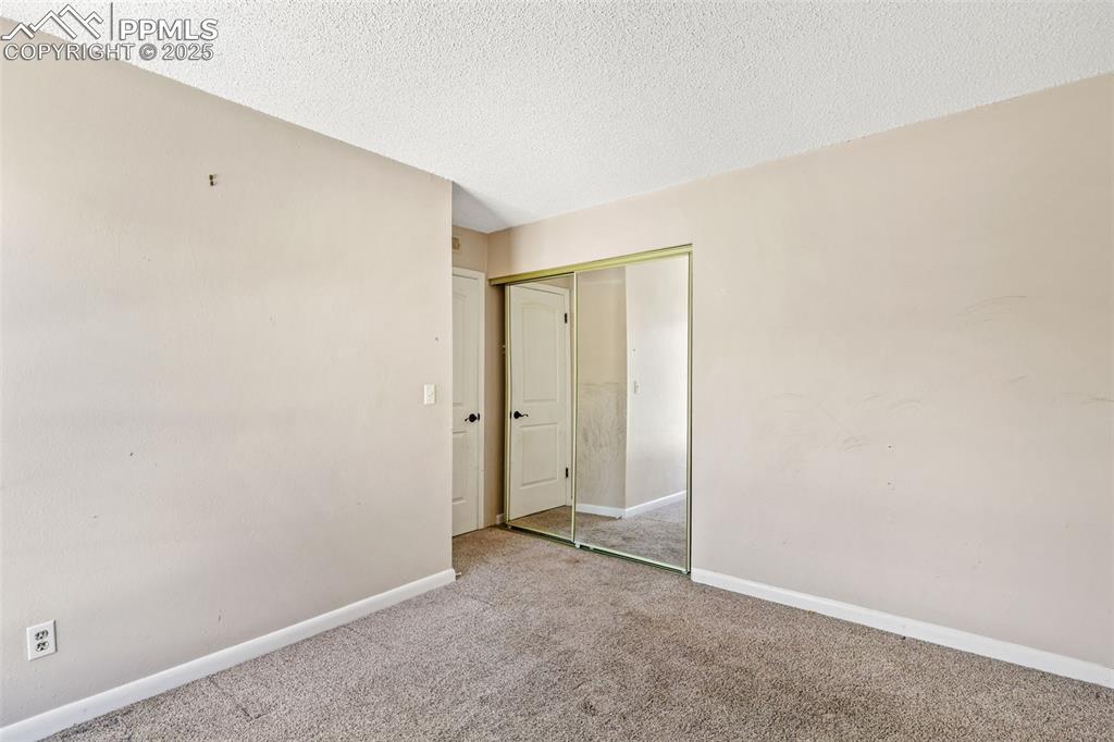 Image 16 of 19: Bedroom