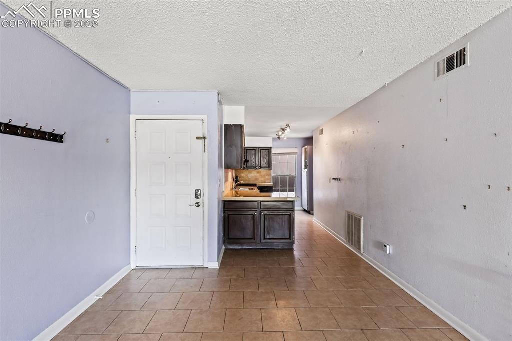 Image 6 of 19: Kitchen