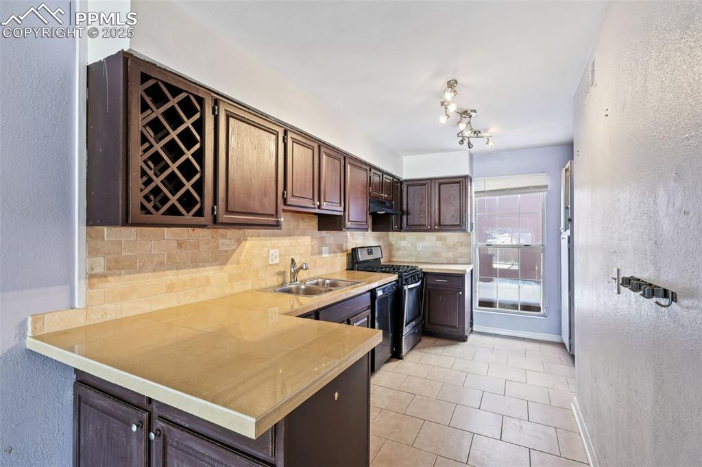 Image 7 of 19: Kitchen