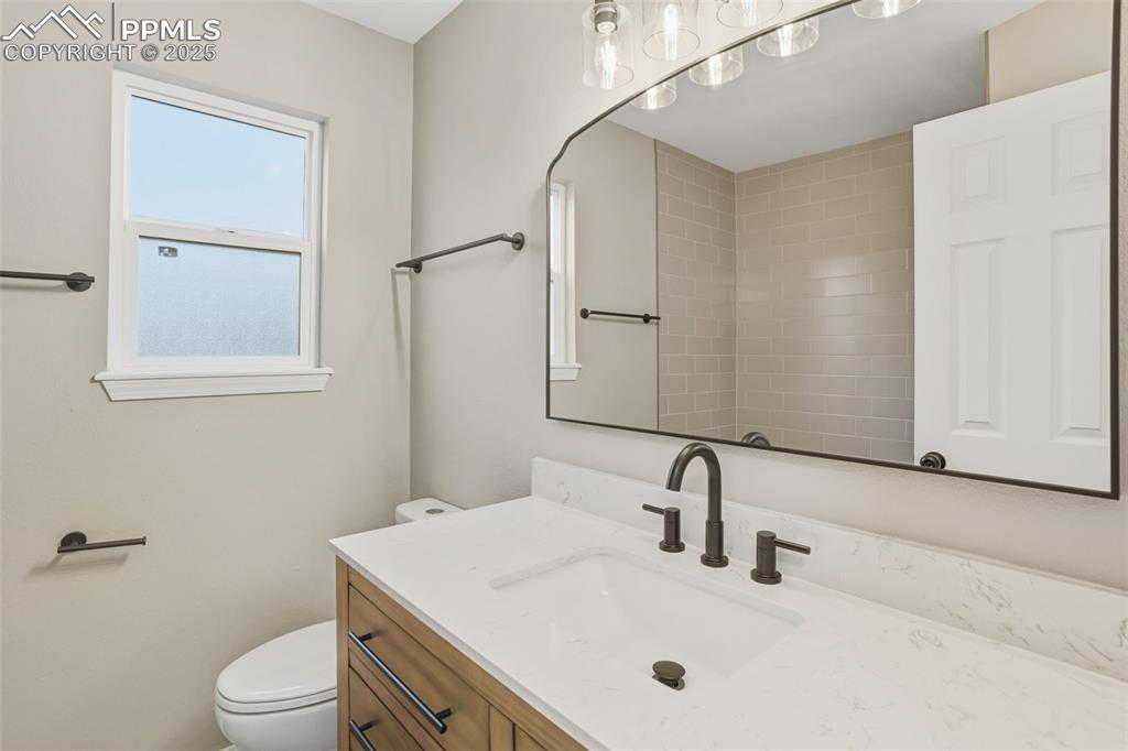 Image 19 of 32: Full upper level hallway bathroom