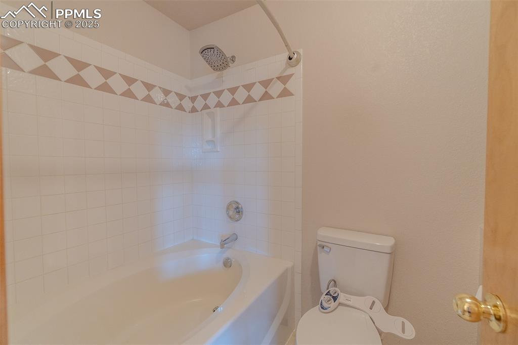 Image 22 of 46: Bathroom