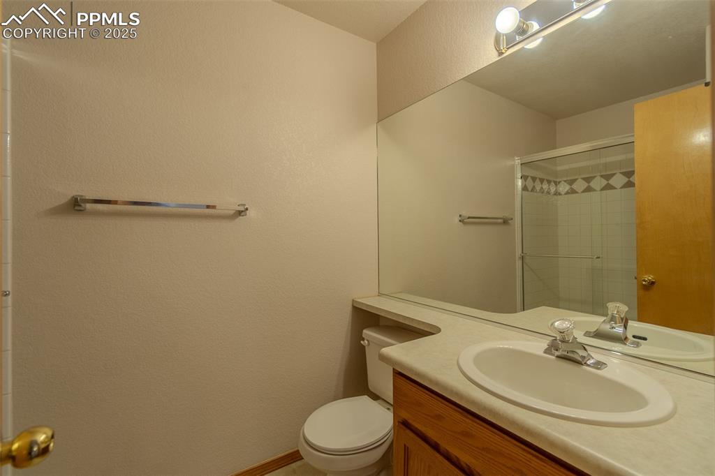Image 32 of 46: Bathroom