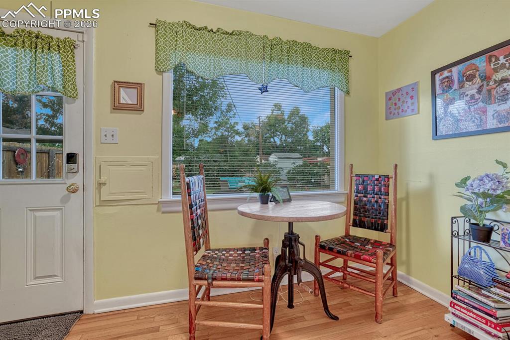 Image 14 of 48: Dining Area