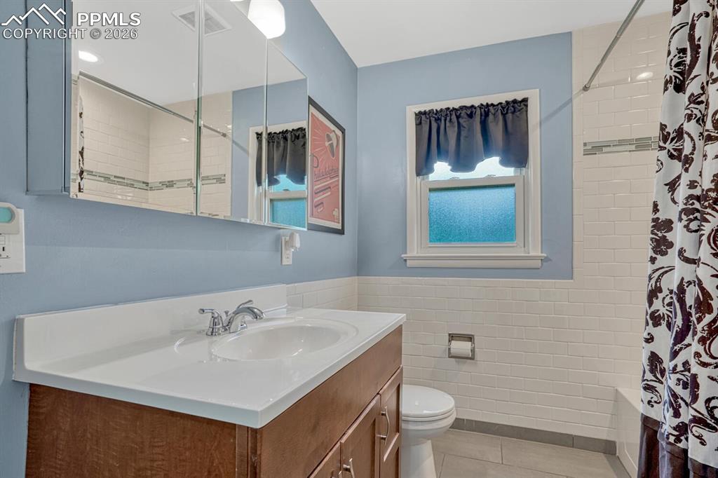 Image 20 of 48: Bathroom