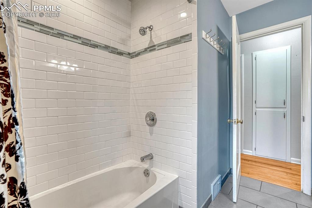 Image 21 of 48: Bathroom