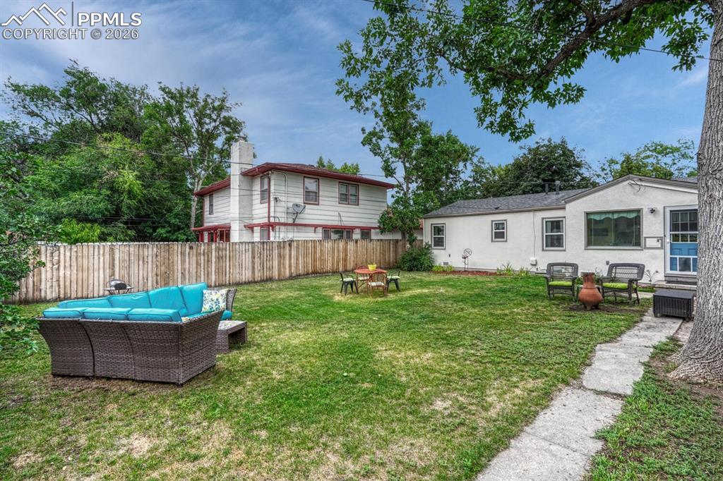 Image 32 of 48: Yard