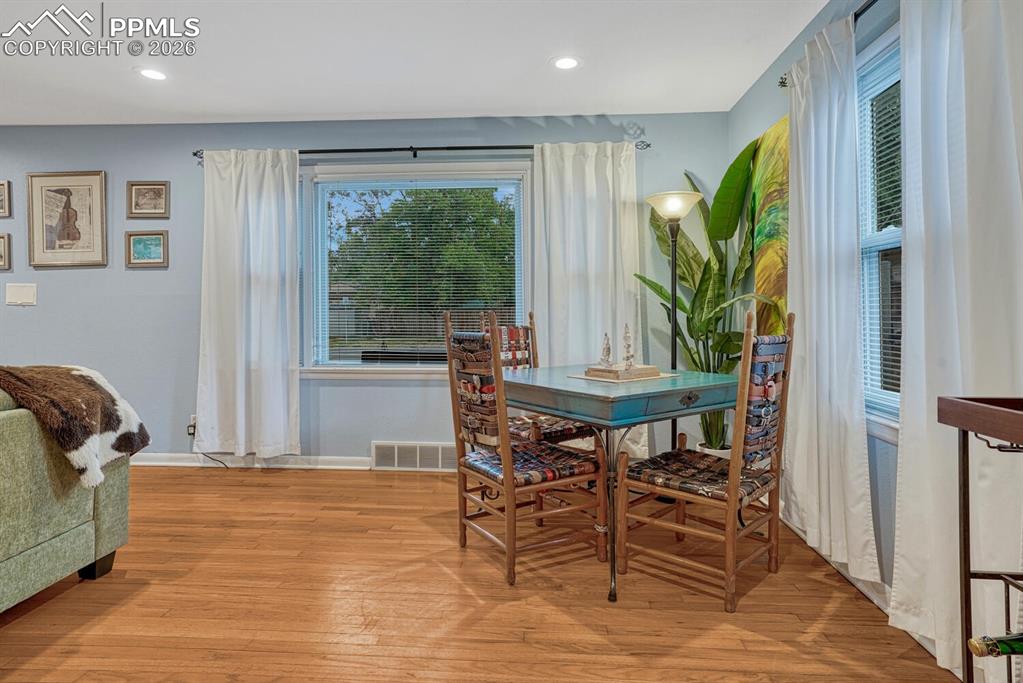 Image 8 of 48: Dining Area