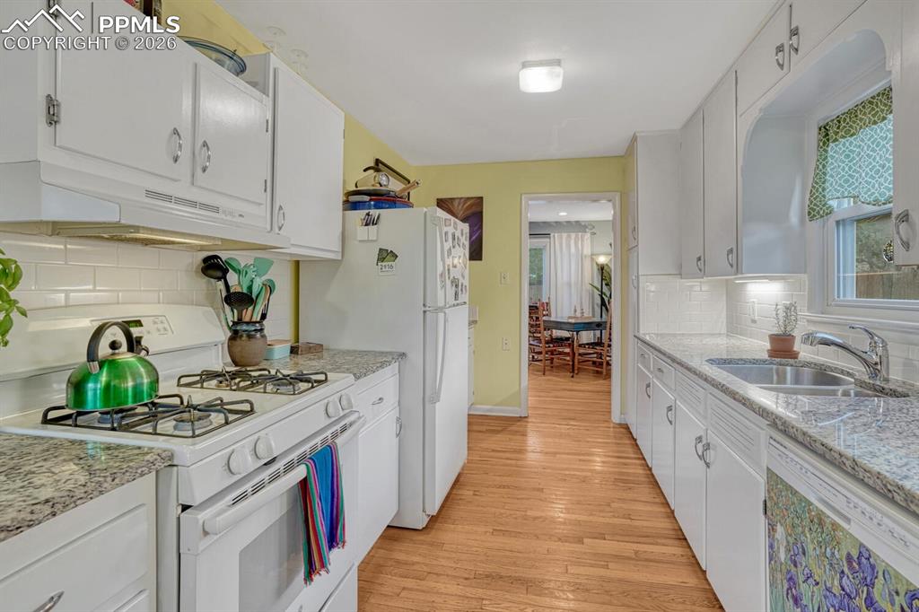 Image 9 of 48: Kitchen