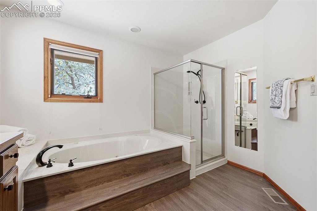 Image 28 of 45: Alcove tub and free standing shower!