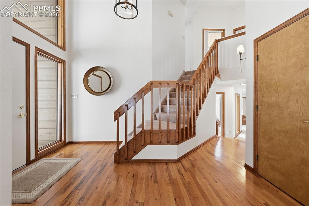 Image 5 of 45: Large two story entryway!