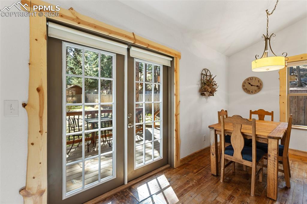 Image 21 of 44: Dining Area