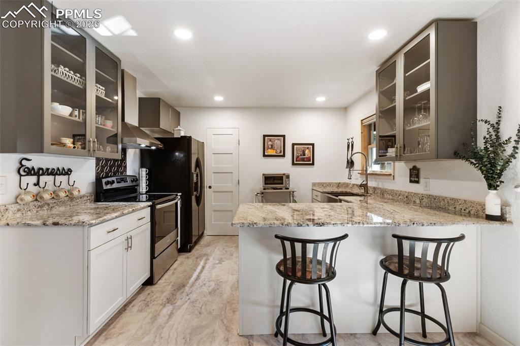 Image 22 of 44: Kitchen