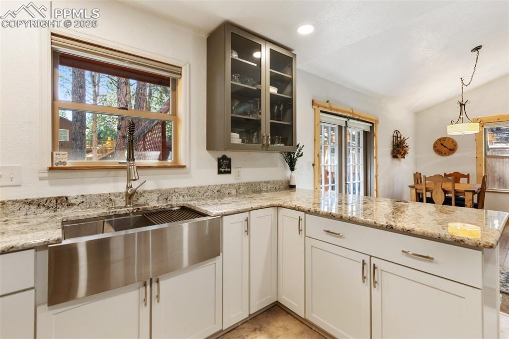 Image 23 of 44: Kitchen