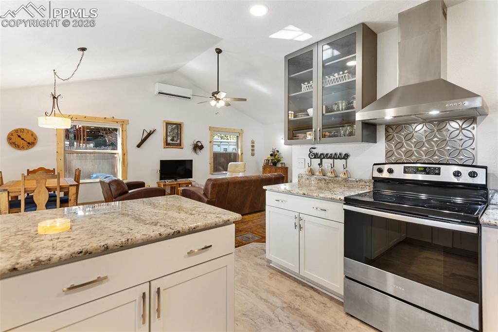 Image 24 of 44: Kitchen