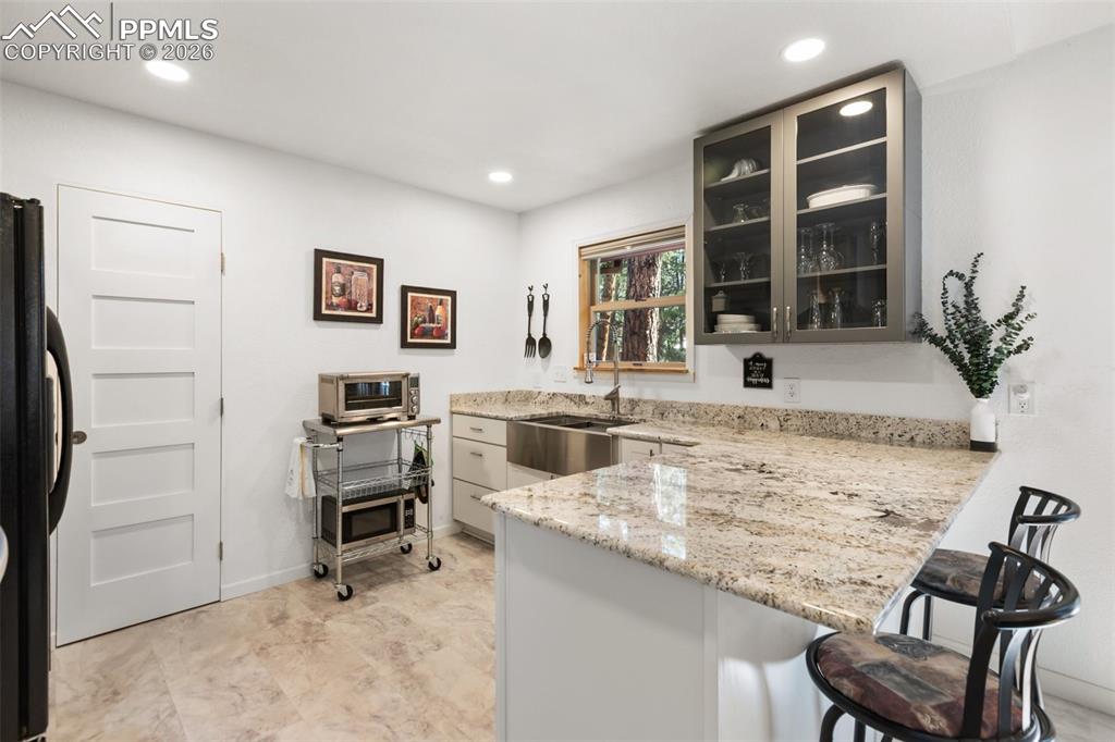 Image 25 of 44: Kitchen