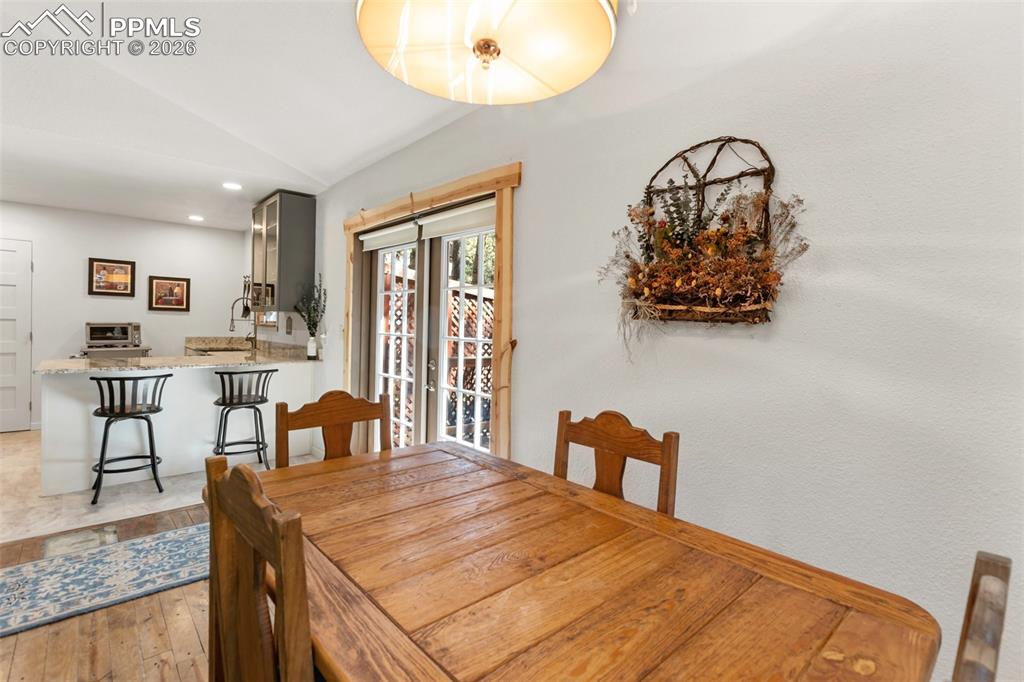 Image 26 of 44: Dining Area