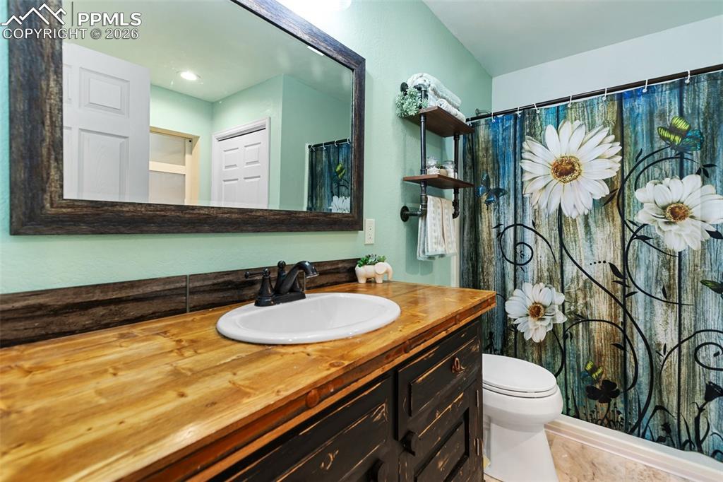 Image 28 of 44: Bathroom