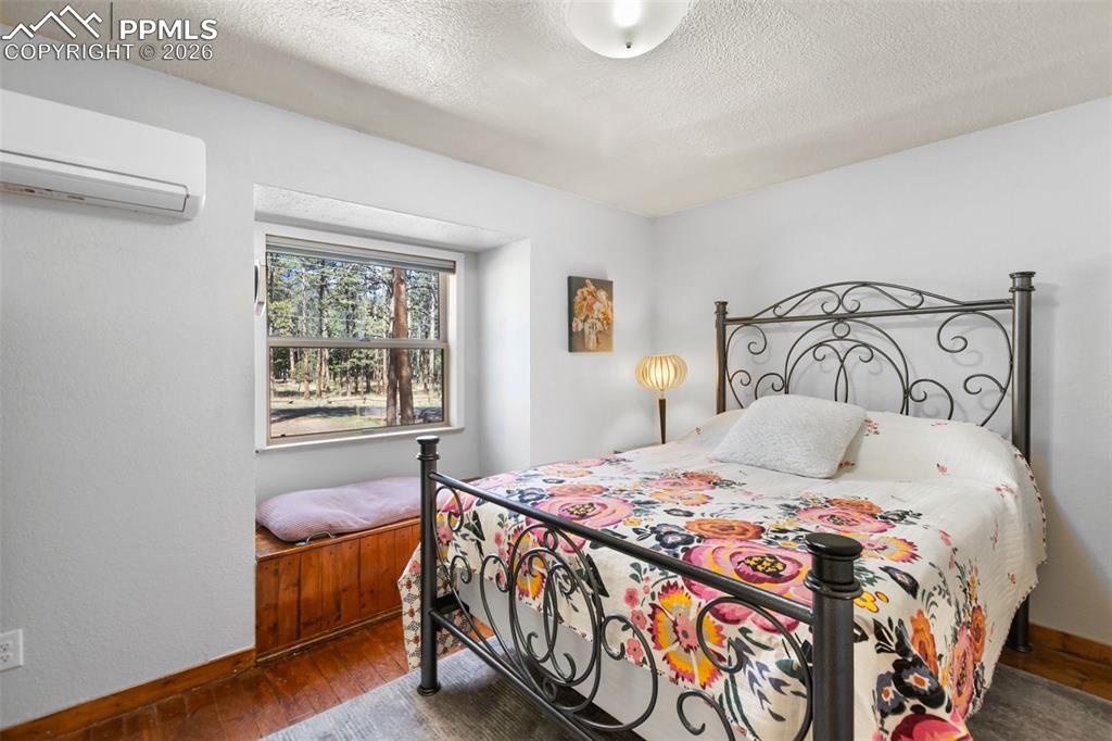 Image 29 of 44: Bedroom