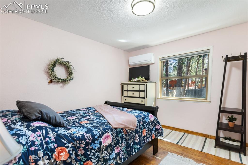 Image 31 of 44: Bedroom