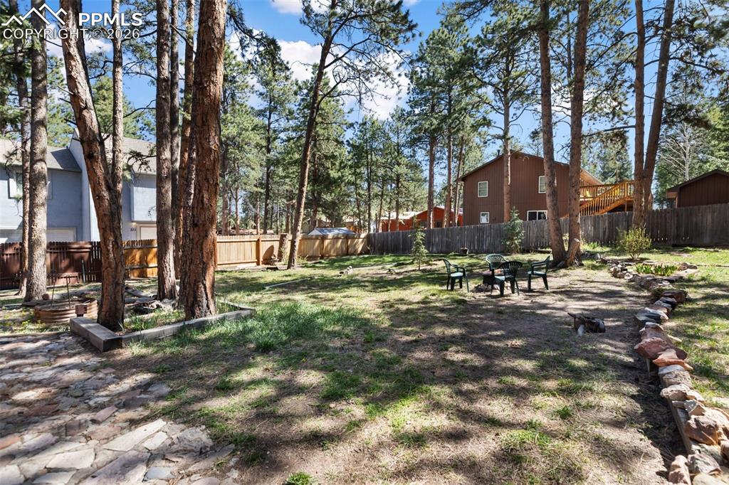 Image 34 of 44: Yard