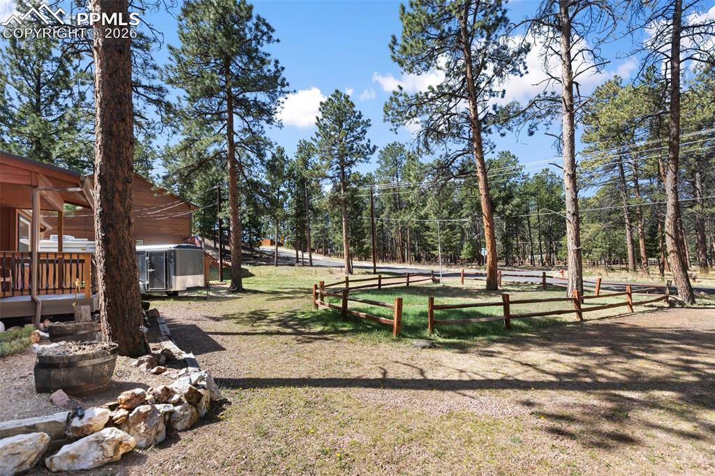 Image 40 of 44: Yard