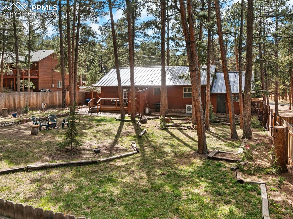 Image 42 of 44: Yard