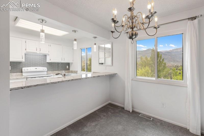 Image 14 of 30: Kitchen