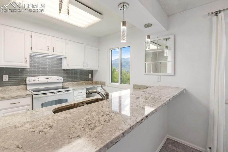 Image 15 of 30: Kitchen