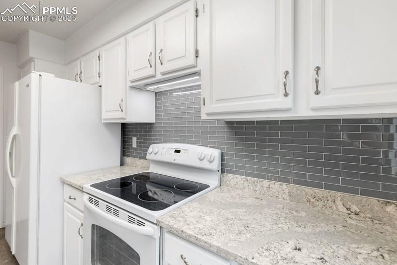 Image 18 of 30: Kitchen