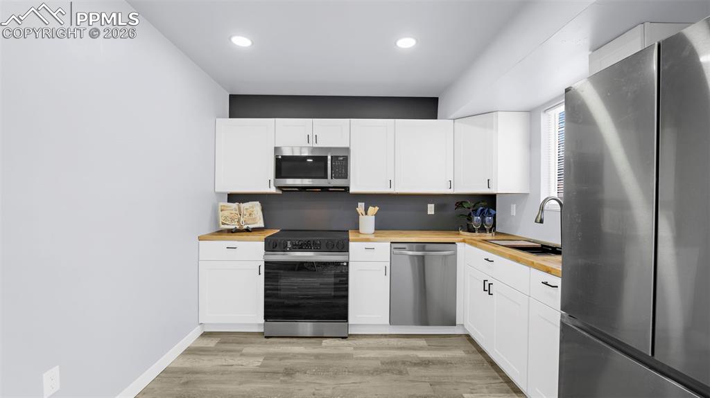 Image 16 of 44: Brand new kitchen cabinets