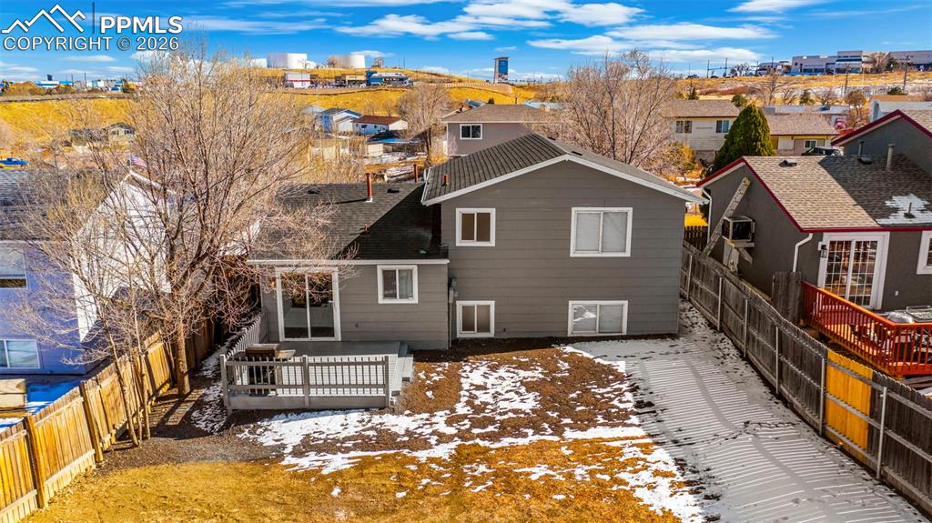 Image 40 of 44: Huge backyard