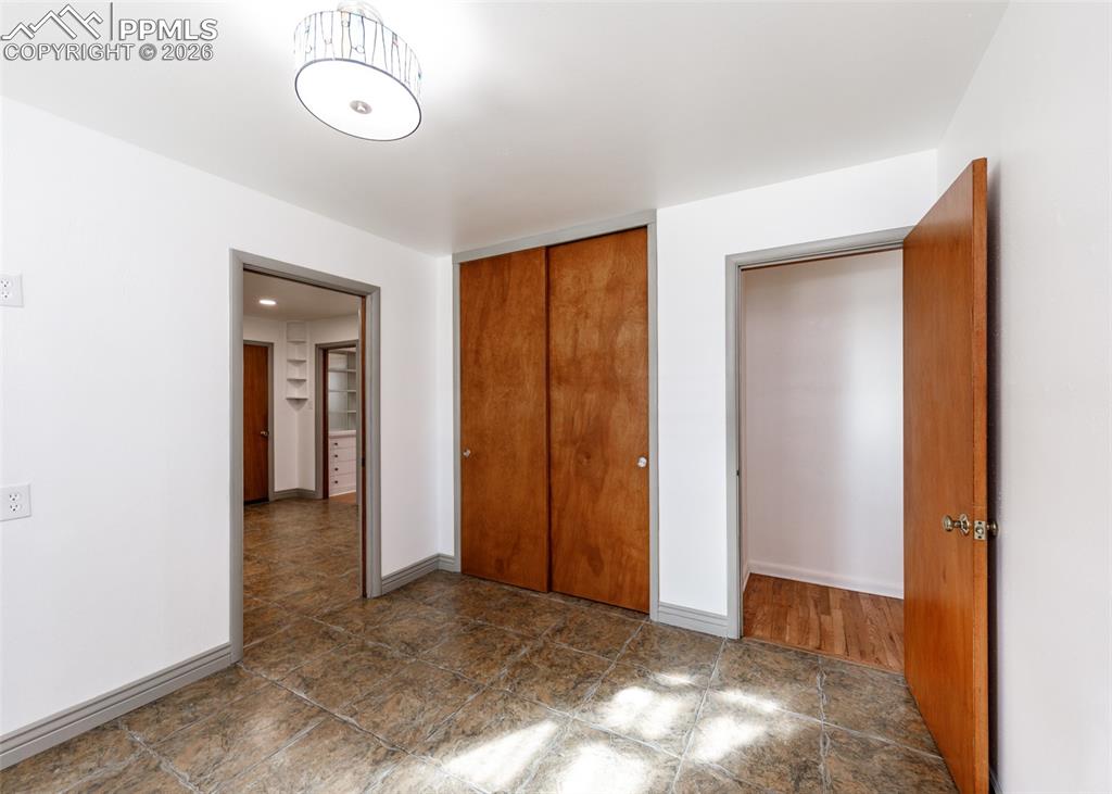 Image 23 of 50: Bedroom