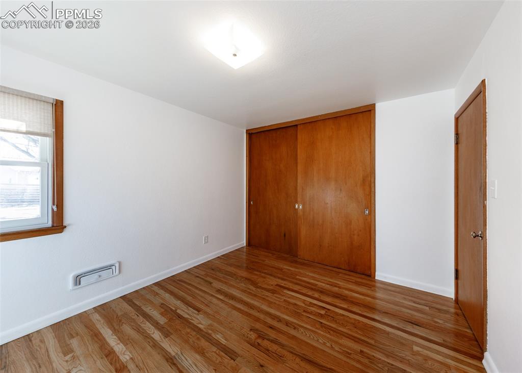 Image 26 of 50: Bedroom