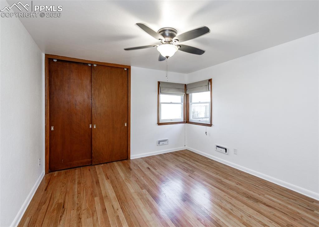 Image 29 of 50: Bedroom