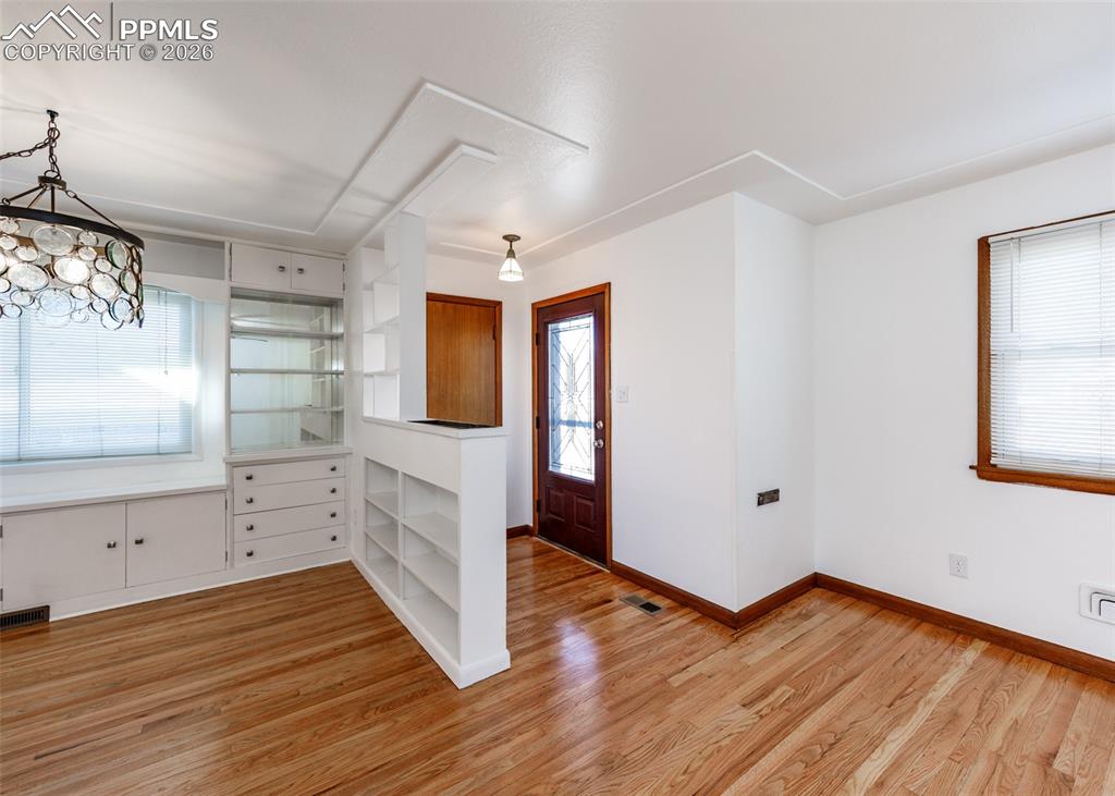 Image 3 of 50: Dining Area