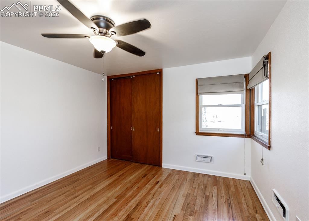 Image 31 of 50: Bedroom